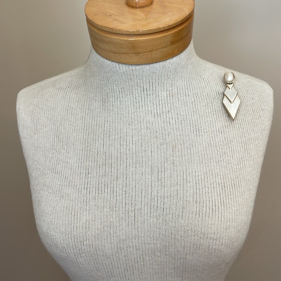 Art Deco Style Pin with Faux Oval Pearl Cabochon - Picture 8 of 14